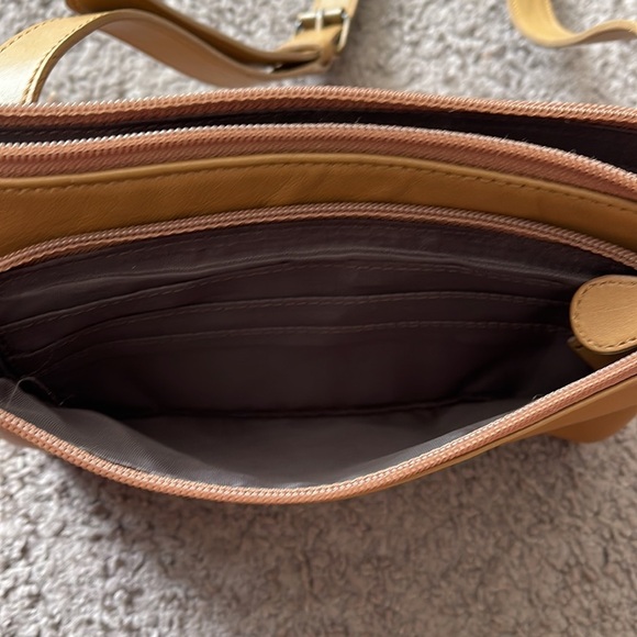 Amanda Smith Crossbody Bag - Picture 3 of 6